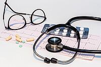 Stethoskop und Brille 