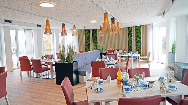 Sitzmöglichkeiten des Restaurants im DRK Haus Maria vom Stein. 