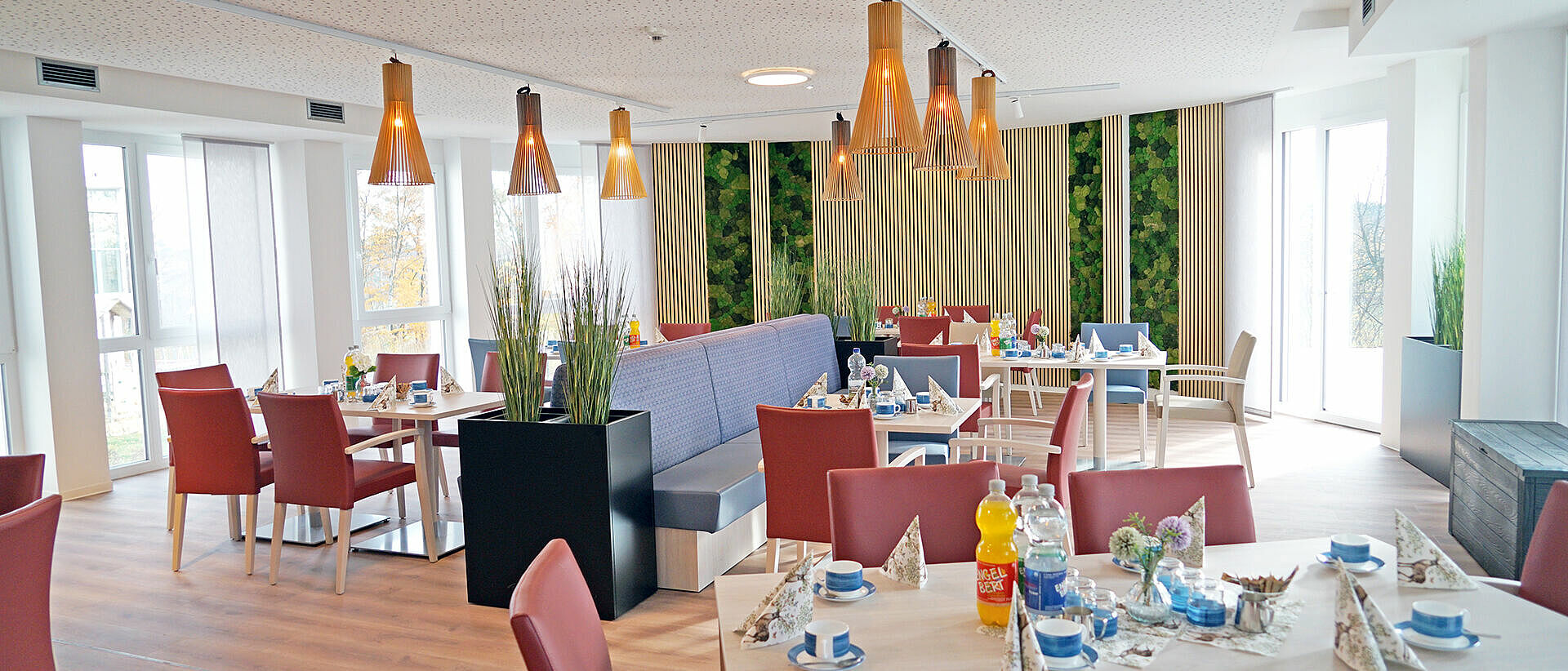 Sitzmöglichkeiten des Restaurants im DRK Haus Maria vom Stein. 